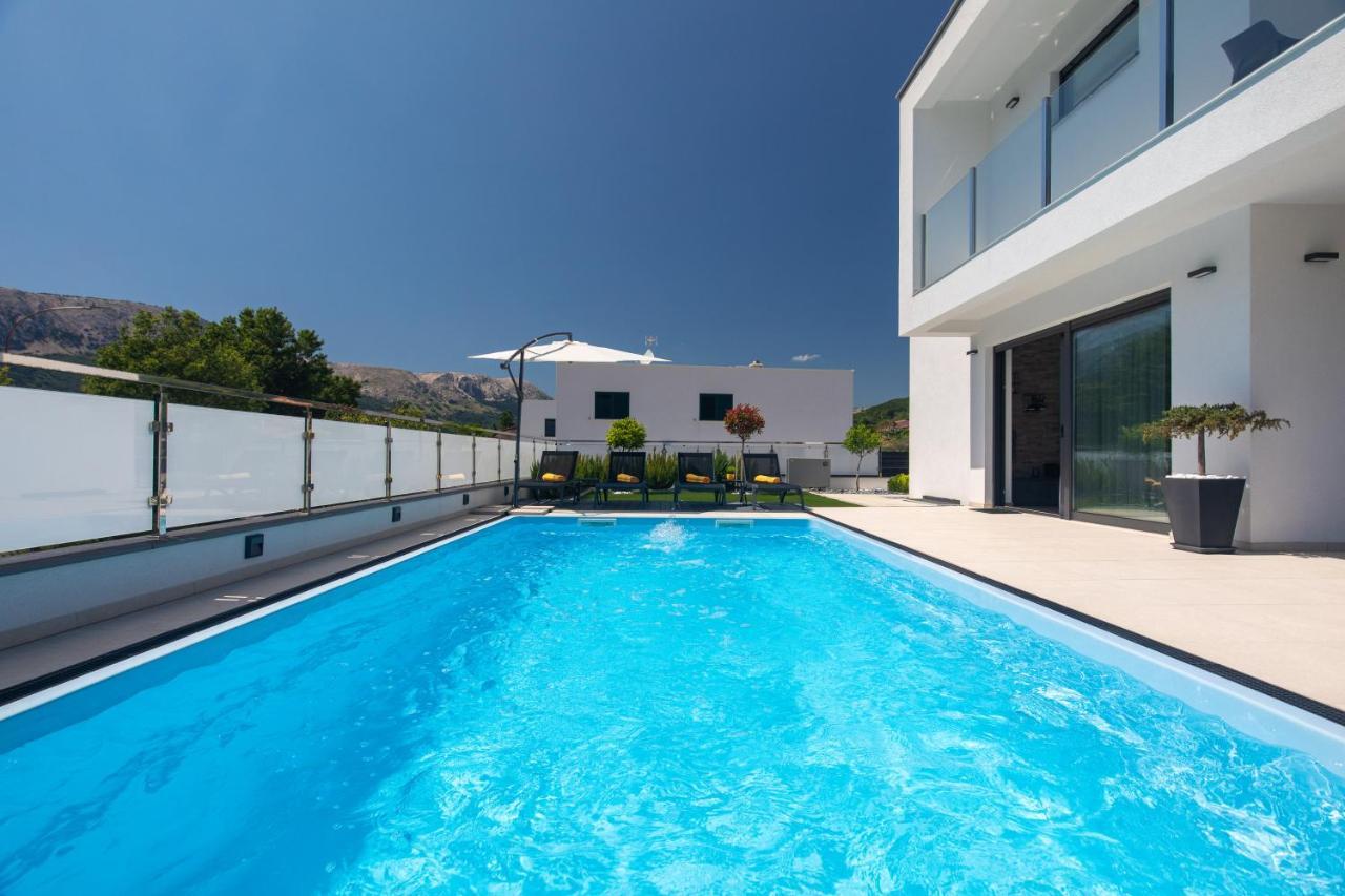 Villa Supernus With Heated Pool バスカ エクステリア 写真